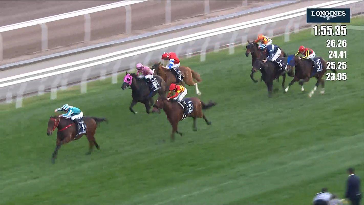 有人在賽馬期間闖入賽道,隨即被工作人員制服(右下角),賽事未受影響。(賽事直播截圖)