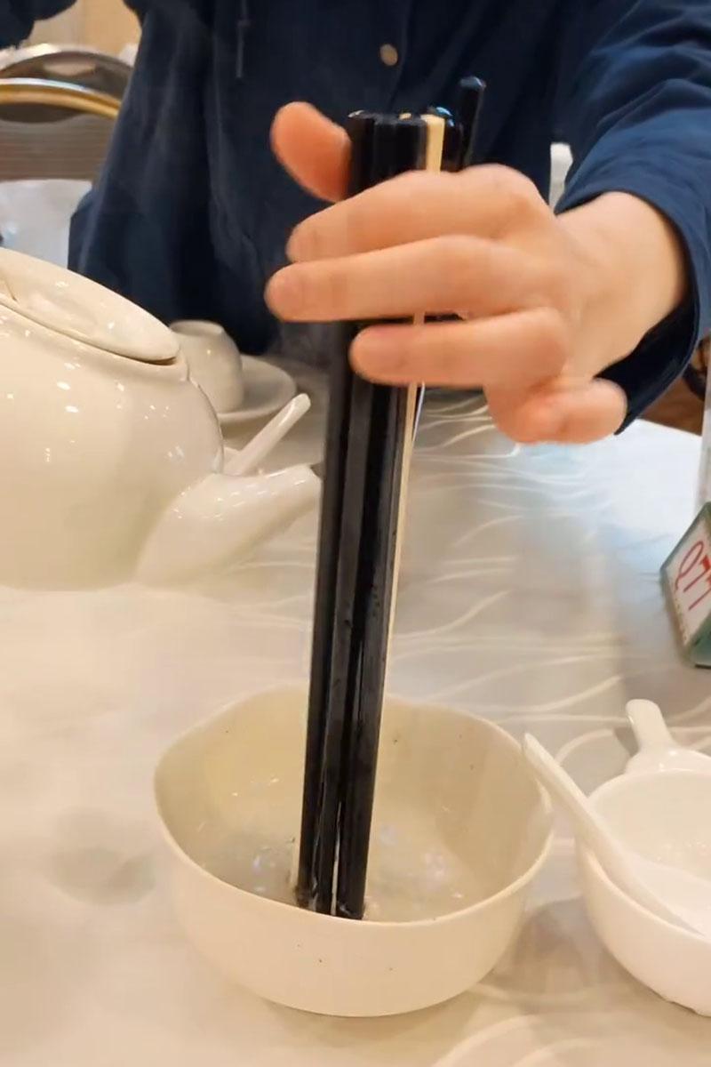 有訪港的日本遊客入鄉隨俗體驗洗餐具,獲港人欣賞並解釋背後意義。(Threads影片截圖)