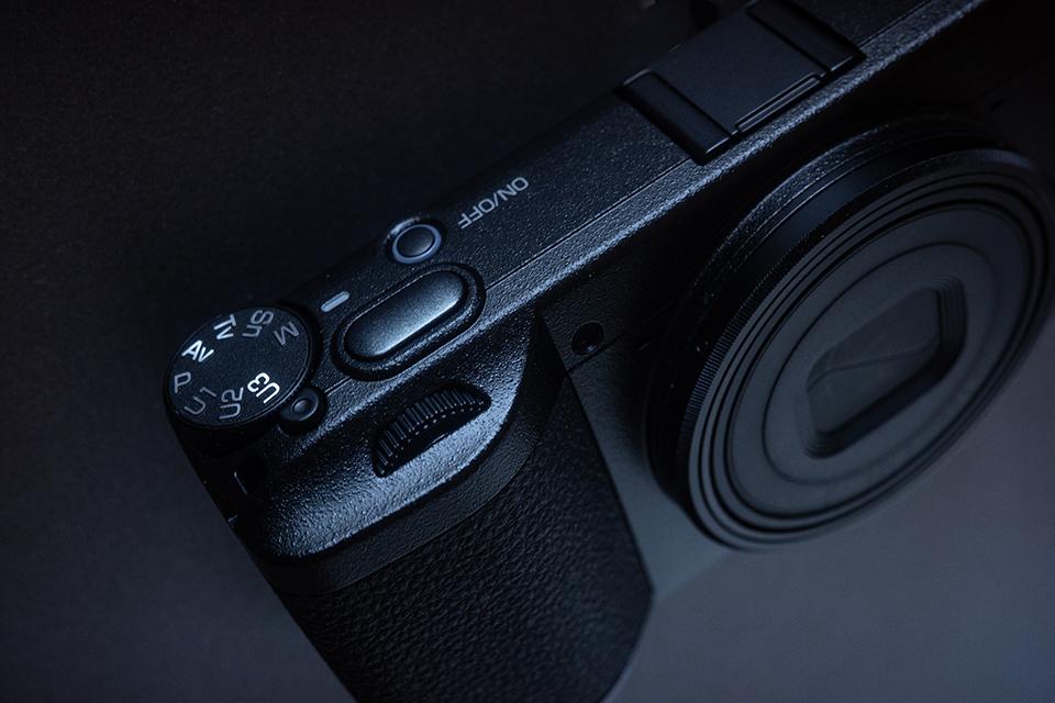 Ricoh GR IV快門鍵為灰銀色。