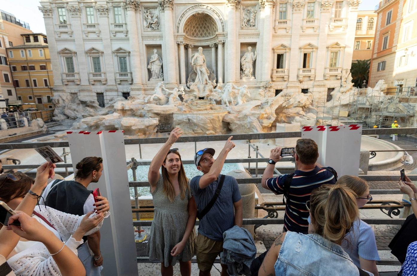 遊客向許願泉投擲硬幣。(資料圖片)