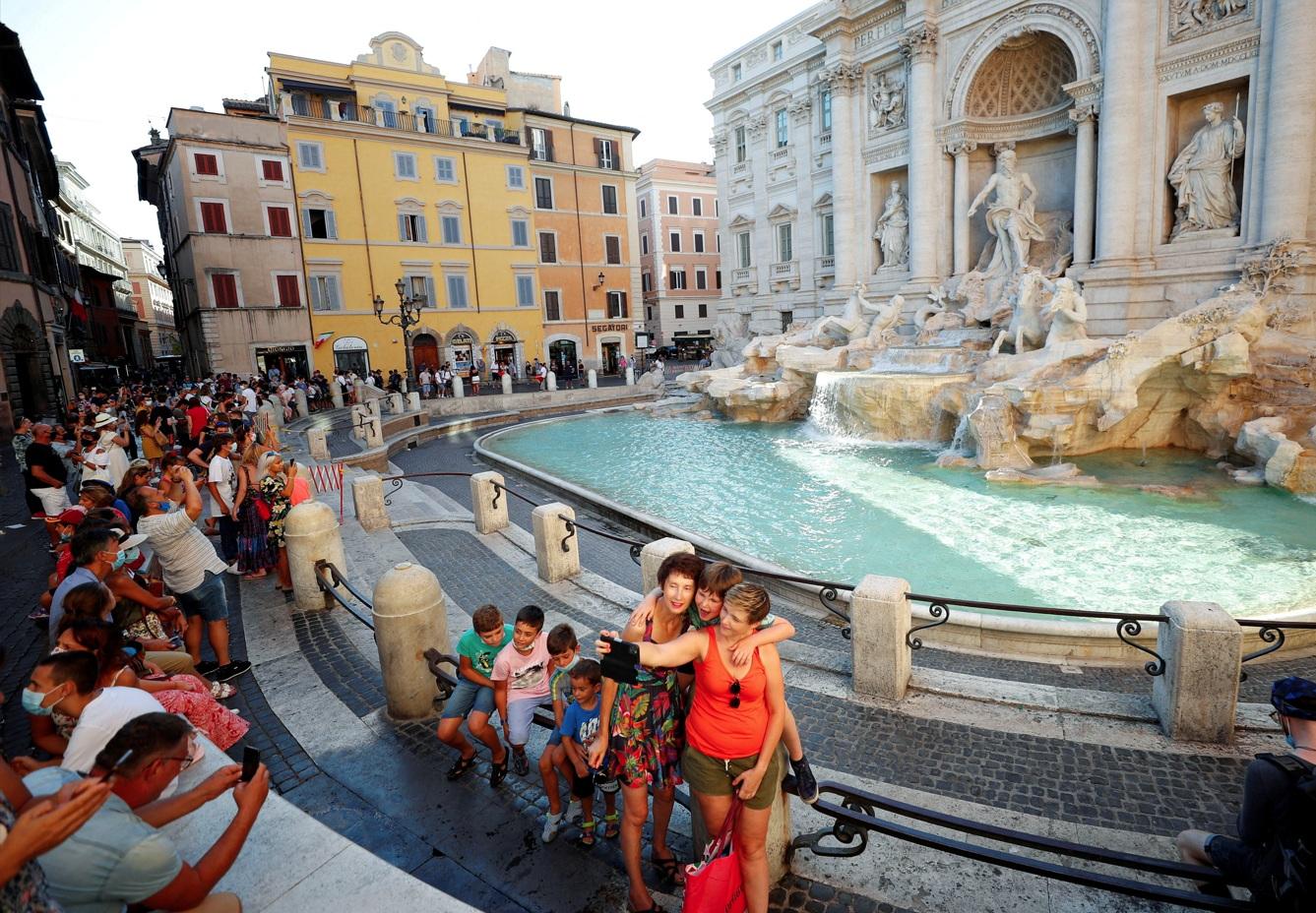 許願泉是羅馬熱門景點,圖為2020年8月遊客造訪該處。(資料圖片)