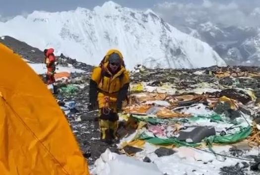珠峰營地垃圾堆積。(互聯網)
