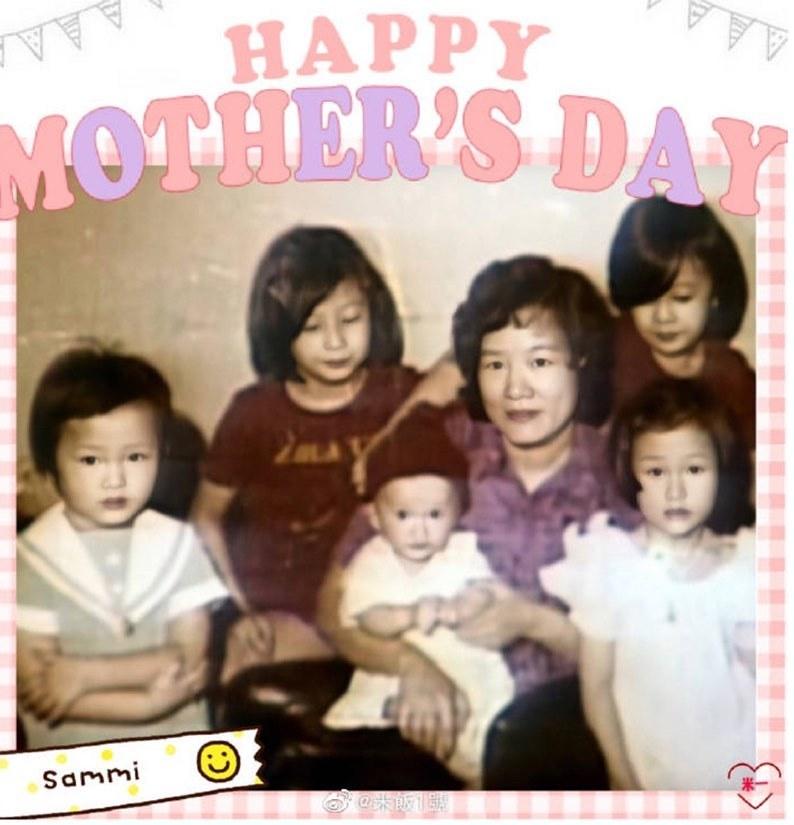 鄭秀文與媽媽的感情非常要好。