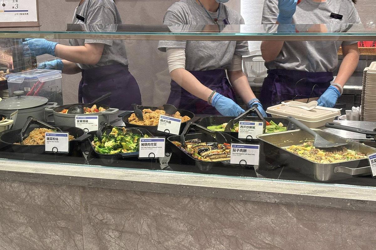 聖安娜餅屋近日在藍田滙景廣場場開設新兩餸飯分店。(網民King Chung Fung@FB群組「香港兩餸飯關注組」)