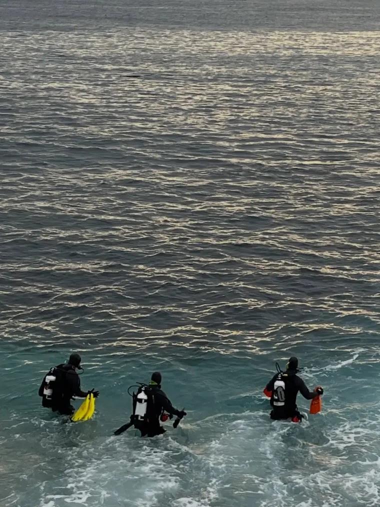 潛水員在事發海域搜索。(互聯網)