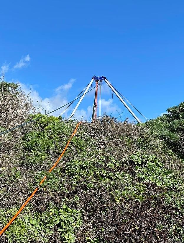 消防員準備工具打撈並把遺體運上岸。(互聯網)