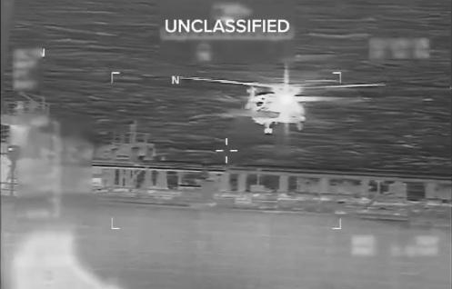 美國國土安全部長諾姆發布影片顯示,美方直升機飛近油輪甲板,美方人員游繩而下。(互聯網)