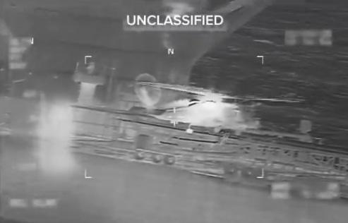 美國國土安全部長諾姆發布影片顯示,美方直升機飛近油輪甲板,美方人員游繩而下。(互聯網)