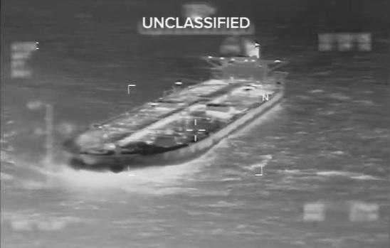 行動前,美方監視油輪。(互聯網)