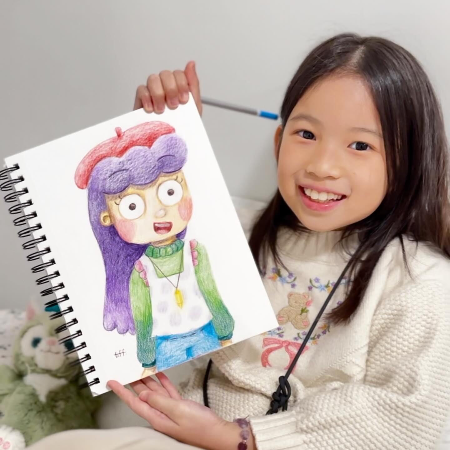 11歲的本地藝術創作者Tiffy Yau即席繪畫人生四格。