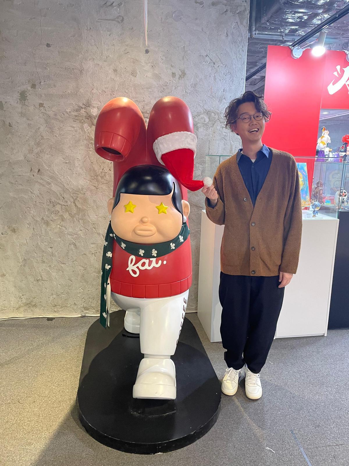 Dear Jane低音結他手Jackal特別為今次「smART Market」帶來聖誕版本的發仔。