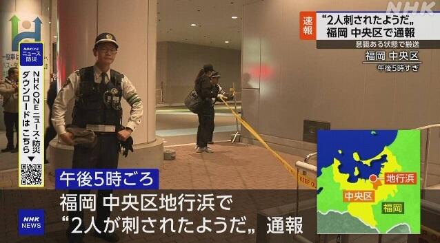 警員晚上在案發的大樓調查。(互聯網)