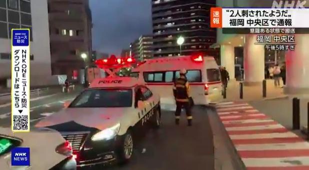 救護車駛出案發大樓。(互聯網)