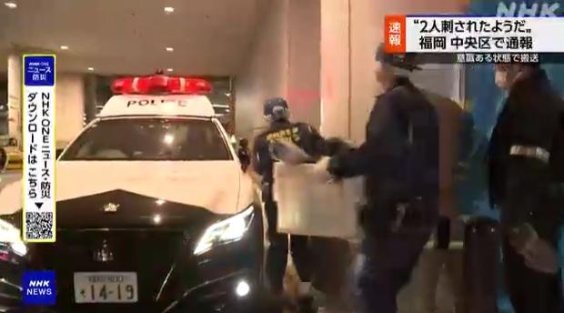 警員晚上在案發的大樓調查,帶走證物。(互聯網)