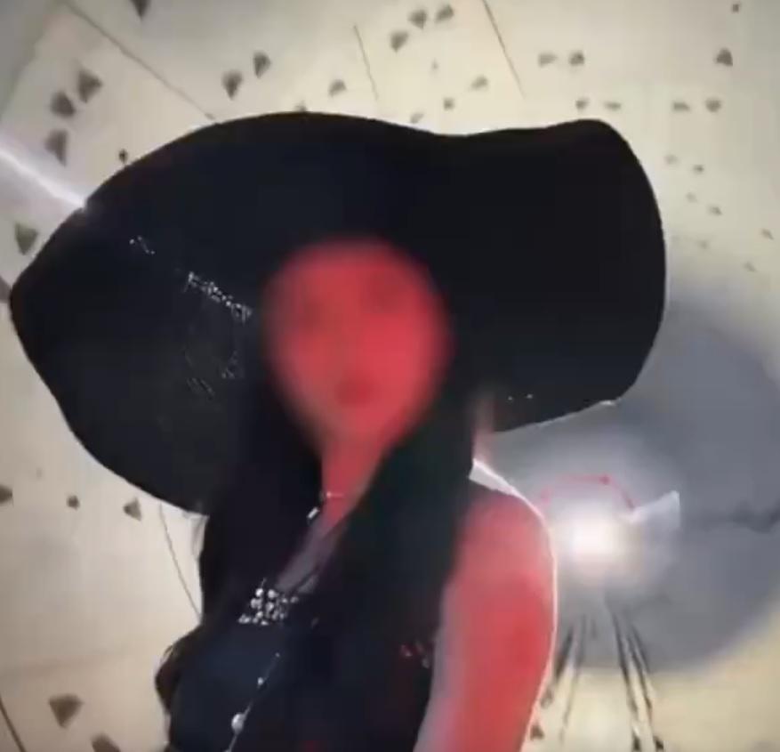 涉事網紅穿黑色長裙及戴帽在路軌上擺拍。