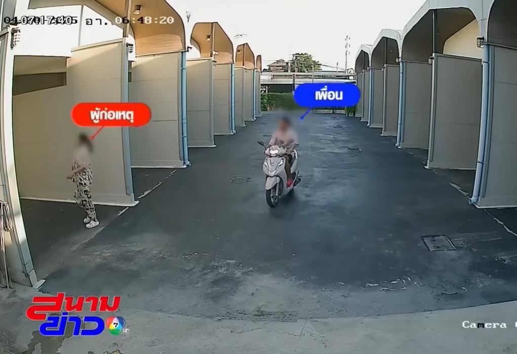 閉路電視拍到,沃拉萬抵達汽車旅館,友人騎電單車尾隨。(互聯網)