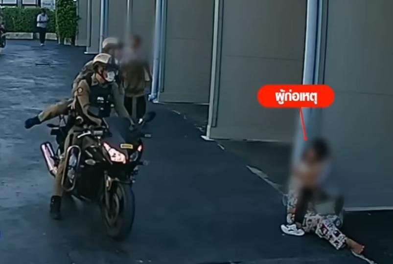 警員到場,沃拉萬坐在地上,由其他人安撫。(互聯網)