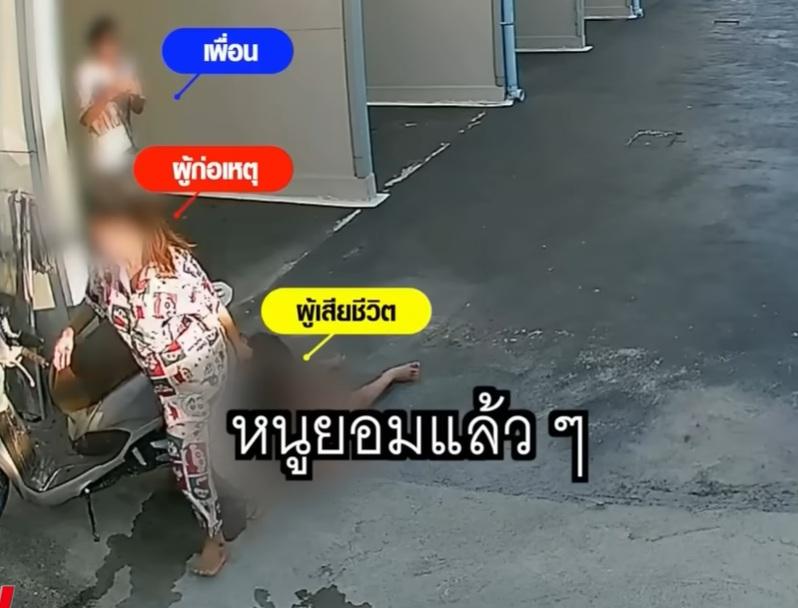 沃拉萬把裸女拉出汽車旅館空地,裸女跌在地上。(互聯網)