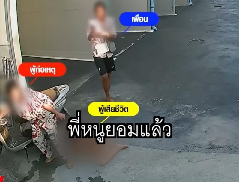 沃拉萬扯著裸女的頭髮,友人在旁拍攝。(互聯網)