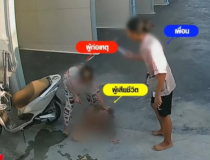 沃拉萬扯著裸女的頭髮教訓,友人在旁拍攝。(互聯網)