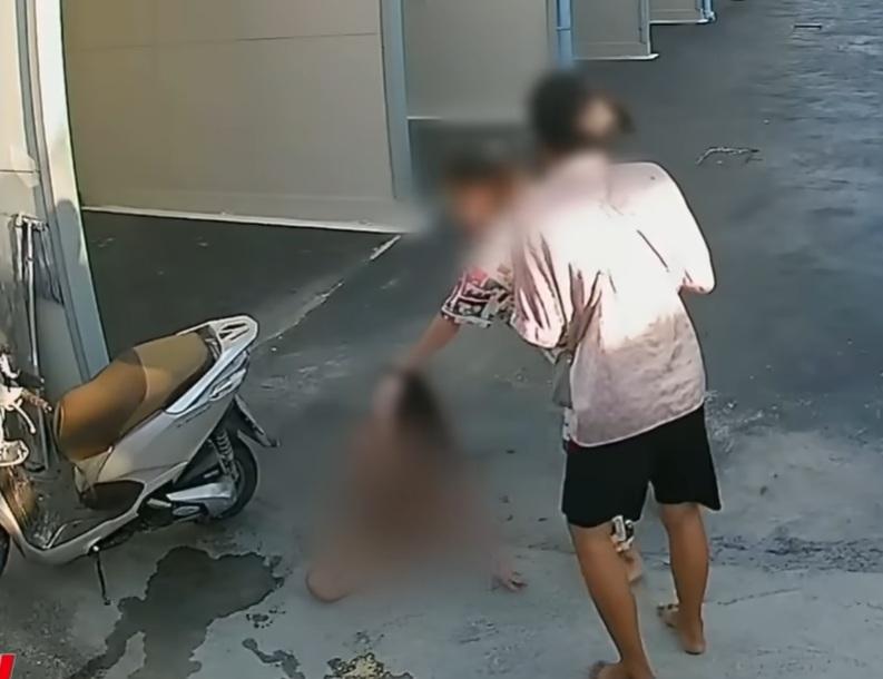 沃拉萬扯著裸女的頭髮教訓,友人在旁拍攝。(互聯網)