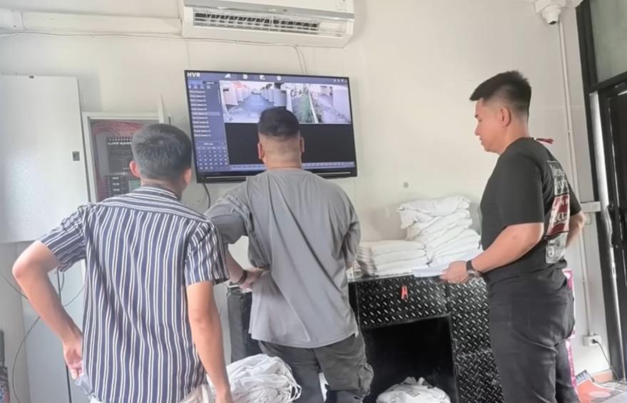 警員翻看汽車旅館閉路電視畫面。(互聯網)