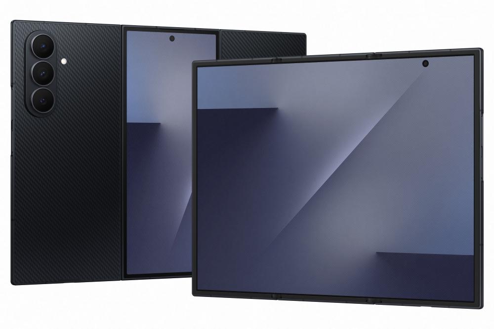 Galaxy Z TriFold以兩邊向內收折的形式摺合。