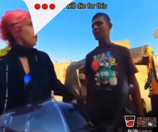 篤篤車司機突然伸手,觸摸女遊客的胸部,女遊客驚呆,推開對方。(互聯網)