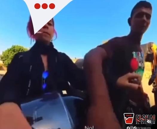 篤篤車司機伸手取去女遊客的電單車車匙。(互聯網)