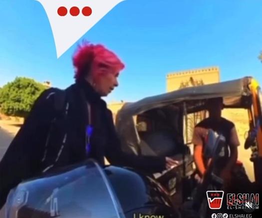 被取去車匙,女遊客跟篤篤車司機理論。(互聯網)