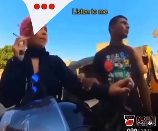 篤篤車司機搭著女遊客的手臂。(互聯網)