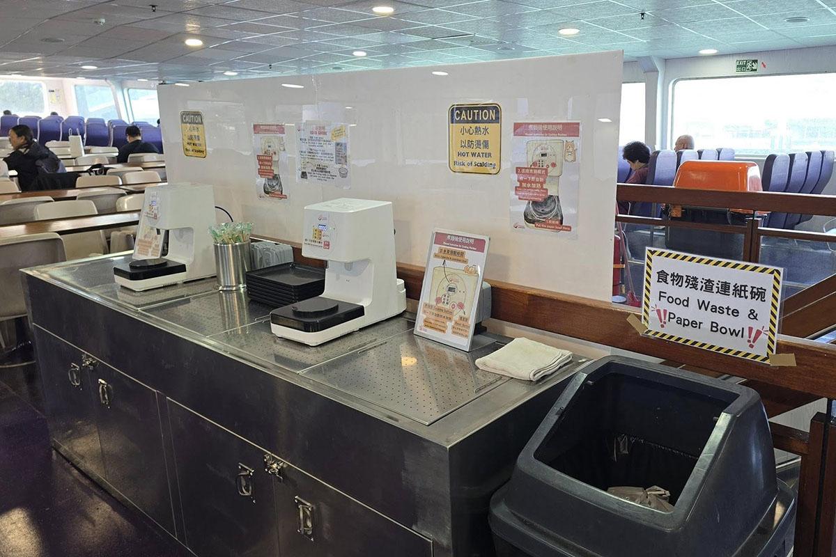 新渡輪有渡輪引入拉麵自動售賣機,供乘客自行買麵和烹調。(網民Philip Sin@FB群組「香港渡輪討論區」)