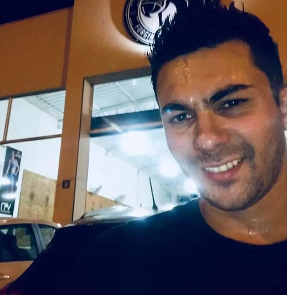 切拉索馬參加鬥快吃西瓜挑戰,未料意外鯁死,震驚在場給他打氣的妻子。(互聯網)