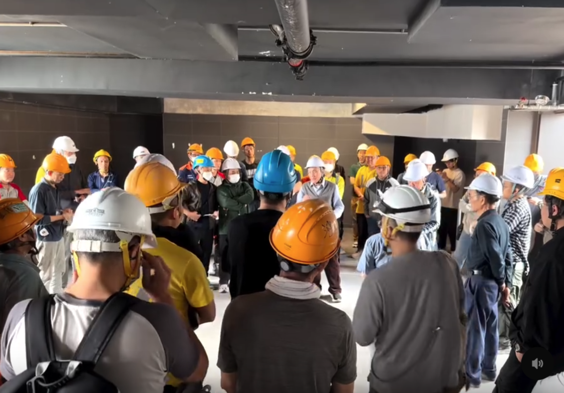 大埔宏福苑五級大火造成至少159人死亡,地盤代表向工友頒布「禁煙令」(Threads影片截圖)