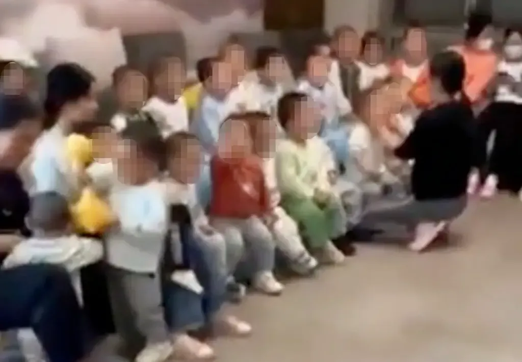 網路上亦流傳多段與徐波相關的影片,其中一段據稱拍攝於2022年,畫面顯示在一棟豪宅內,數十名年幼男童整齊坐著,當鏡頭移動時,孩子們起身衝向鏡頭,用中文齊聲喊「爸爸」