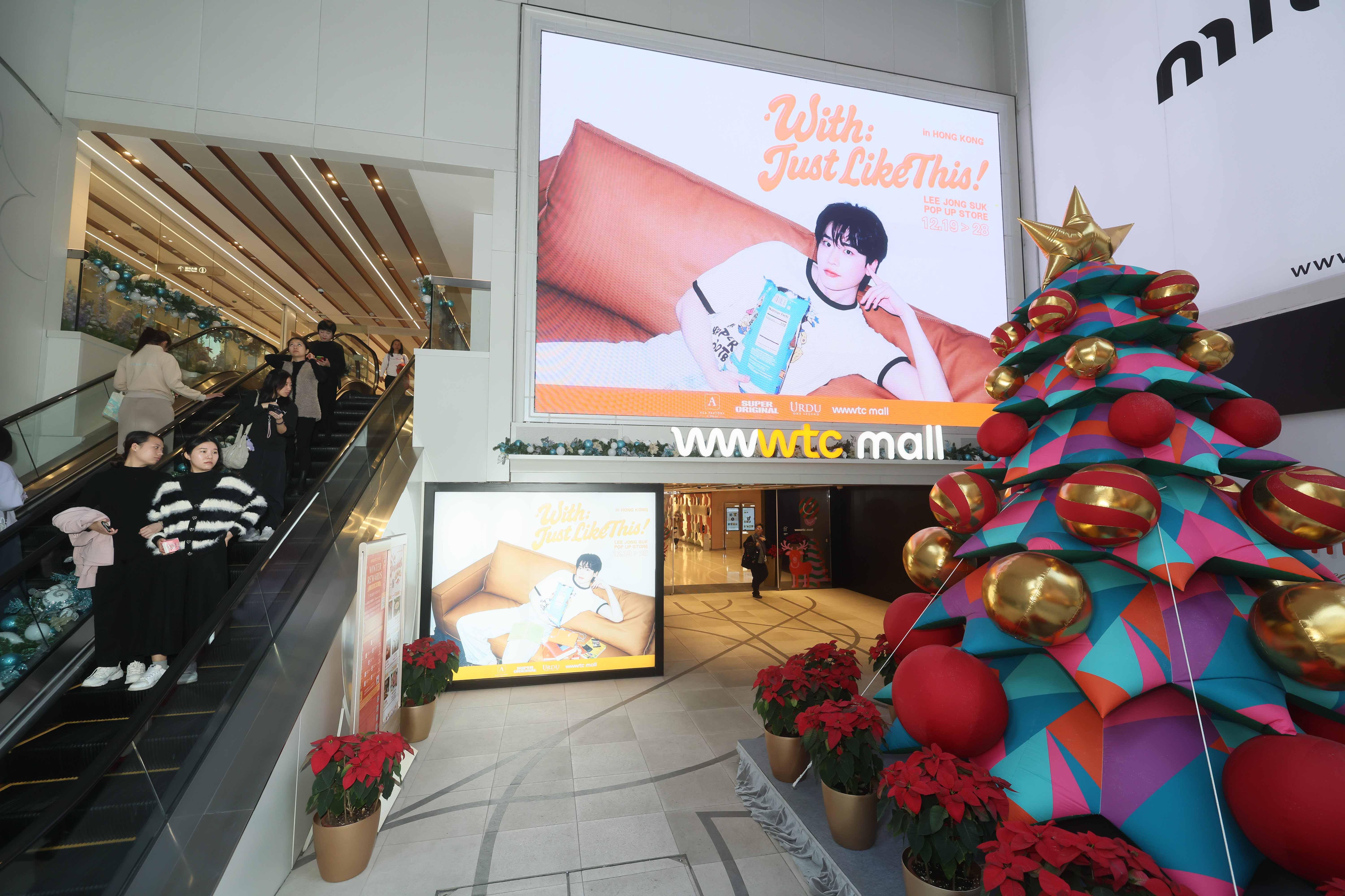 wwwtc mall門外大電視,展示今次快閃店海報。