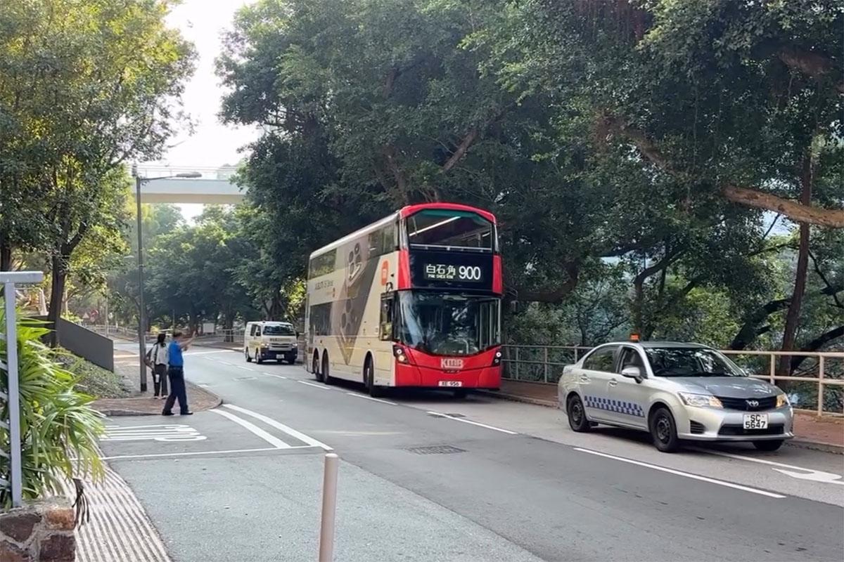 九巴900線早上唯一往白石角班次連續3日行錯路,其中一日更誤闖中大並一度被困。(Threads用戶psyduck.bus影片截圖)