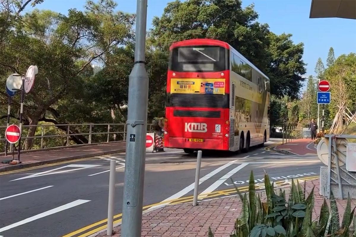 九巴900線早上唯一往白石角班次連續3日行錯路,其中一日更誤闖中大並一度被困。(Threads用戶psyduck.bus影片截圖)