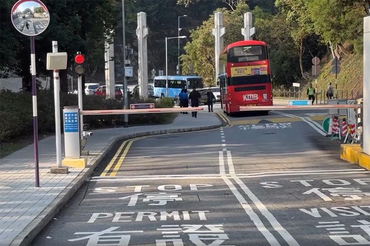 九巴900線早上唯一往白石角班次連續3日行錯路,其中一日更誤闖中大並一度被困。(Threads用戶psyduck.bus影片截圖)