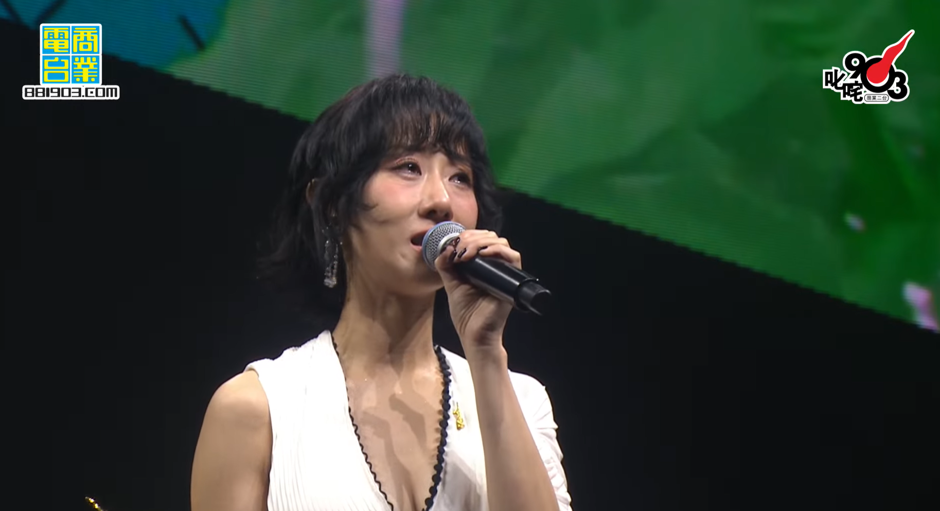 泳兒上台接過獎項即感觸落淚。