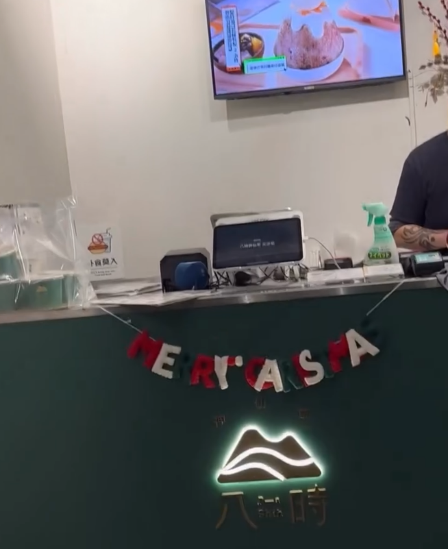 有網民發布帖文及影片指,尖沙咀厚福街的台式甜品店「八時神仙草」有一隻巨型老鼠驚現收銀櫃上方燈架。(Threads影片截圖)