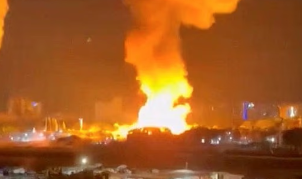 美軍周六向委內瑞拉首都加拉加斯及多地發動大規模空襲,多地連續出現爆炸。(網上圖片/影片截圖)