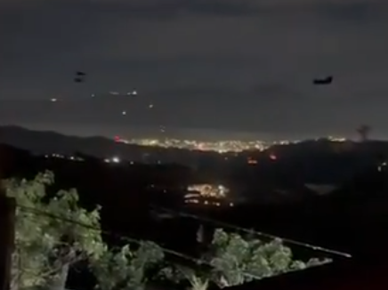 美軍周六向委內瑞拉首都加拉加斯及多地發動大規模空襲,多地連續出現爆炸。(網上圖片/影片截圖)