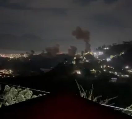 美軍周六向委內瑞拉首都加拉加斯及多地發動大規模空襲,多地連續出現爆炸。(網上圖片/影片截圖)