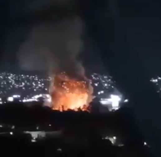 美軍周六向委內瑞拉首都加拉加斯及多地發動大規模空襲,多地連續出現爆炸。(網上圖片/影片截圖)