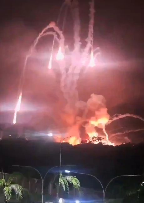 美軍周六向委內瑞拉首都加拉加斯及多地發動大規模空襲,多地連續出現爆炸。(網上圖片/影片截圖)