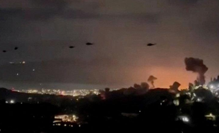 美軍周六向委內瑞拉首都加拉加斯及多地發動大規模空襲,多地連續出現爆炸。(網上圖片/影片截圖)