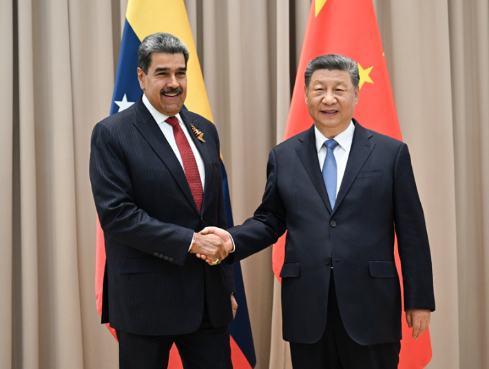 2025年5月9日,國家主席習近平在莫斯科出席紀念蘇聯偉大衛國戰爭勝利80周年慶典期間會見委內瑞拉總統馬杜羅。(新華社)