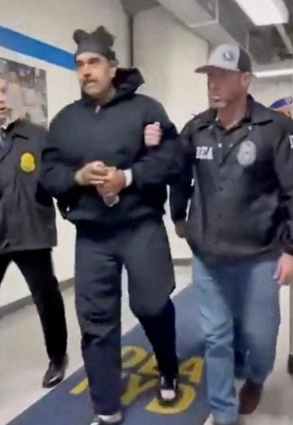 委內瑞拉總統馬杜羅押抵美國後,被帶到紐約緝毒局。(路透社)