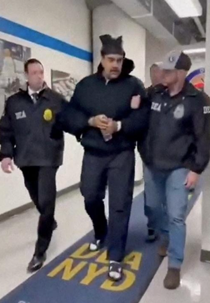 委內瑞拉總統馬杜羅押抵美國後,被帶到紐約緝毒局。(路透社)